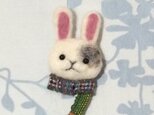 ブローチ  ウサギ※マフラーの画像