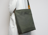 縦A4対応　帆布外ポケット付きショルダーバッグ（カーキ）