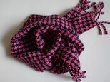 手織りカシミアマフラー・・ピンク×紺の千鳥格子の画像