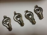 電球チャームの画像