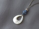 White Pear Shaped Pendant（シェル×カイヤナイト）の画像