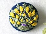 刺繍ブローチ ミモザの花束の画像