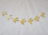 水晶と黄色い鳥のガーランドの画像