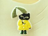 雨の日の黒猫刺繍ブローチ【受注製作】の画像