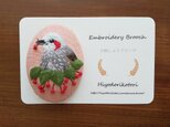 手刺繍ブローチ ヒヨドリと赤い実の画像