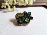 ビーズ刺繍のブローチ　果実　グリーンの画像