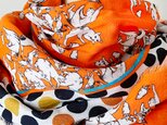 ドット柄とニャン相華紋のダブルガーゼショール（オレンジ）の画像