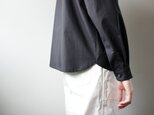 modest stitch shirt/blackの画像