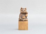 木彫り　左手で招き猫　蜜蝋仕上げ　猫仏2002の画像