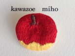 りんご刺繍のブローチの画像