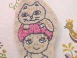 頭にねこが乗っかってるよ刺繍ブローチの画像