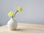 白い磁器の丸い一輪挿し(フラワーベース、花器、花瓶)studiobwanjiの画像