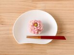和菓子を愉しむマンゴーのかたちの白い磁器の皿の画像