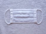 麻混綿の白いプリーツマスク<裏地: 綿 水色／絹混綿 白から選択>の画像