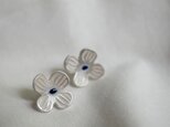 銀彩　磁土で作ったお花のピアスの画像