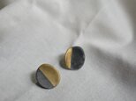世界にひとつ　金と炭化のピアスの画像