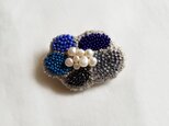 パールとビーズ刺繍のブローチ　お花　ホワイト×ブルーの画像