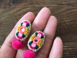 ミラー刺繍とポンポンのダエンピアス ・イヤリング PINKの画像