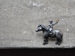 pony and boy pin broochの画像