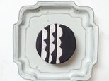 半円（ブラック✕ホワイト）　陶土ブローチの画像