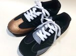 限定価格 [22.0〜22.5cm] 軽くてお洒落なアシメバイカラースニーカー (ブラック x シルバー&ブロンズ)