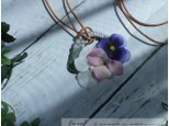紫パンジーと紫陽花のラタンネックレス　　　の画像