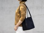 Shiribari tote M ブラックの画像