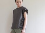 frill tops / grayの画像