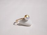 3pearlsイヤーカフ／Gold＆Ｗhite（淡水パール、金箔、14kgf）の画像