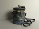 shoulder pot bag -orient (black×blue)の画像