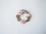 ［受注制作］お花たちのつながるリースの刺繍ブローチ（deux）の画像