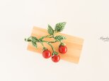 『３つ並ぶフルーツシリーズ　可愛いトマトのブローチ』の画像