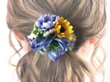 青いニゲラとヒマワリのヘアゴム　お花　ヘアゴム　髪飾り　おでかけ　結婚式　青　ひまわり　ブルーの画像