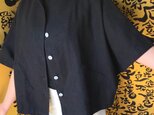 後ろすそボタンが可愛いシンプルなヘンプのブラウス 黒の画像