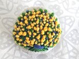 刺繍ブローチ 黄色い小花のブーケの画像