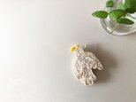 ブローチ【白い小鳥】黄色の画像