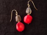 送料無料【再入荷】赤珊瑚とラブラドライトのバイカラーピアス／redcoral・nugget × labradorite
