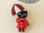 雨の日の黒猫刺繍ブローチ（赤）【受注製作】の画像