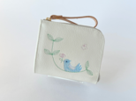 刺繍革財布『幸せな青い鳥』牛革☆ホワイトクリーム色☆（二つ折り財布）