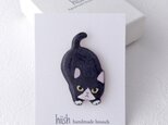 子猫のブローチ(ハチワレ黒)の画像