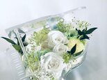 【プリザーブドフラワー／グランドピアノシリーズ】白い花の清らかさと淡く色づく花と小花を添えての画像