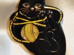 蒔絵ブローチ 黒猫 毛糸玉(黄)の画像