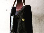 革の持ち手とポケットのバケツトートバッグ　桃の裂き織のお花のステッチの画像