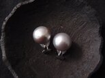 【SV】Baroque pearl／gray・大粒グレーバロックパールのイヤリングの画像