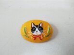 手刺繍ブローチ 赤いリボンのハチワレ猫の画像