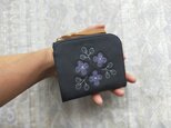 刺繍革財布『すみれ』炭クロ（シュリンクヤギ革）2分の1・L字ファスナー☆コンパクトサイズ☆の画像