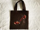 栗パンプス刺繍のバッグの画像