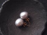 【K14gf】Baroque Pearl Earrings／大粒グレーバロックパール スタッドピアス（Gray）の画像