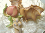 桃と蝙蝠のブローチの画像