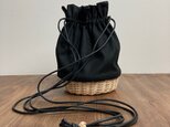 帆布とラタンの巾着バッグ/ショルダーバッグ/斜め掛けバッグ/ポシェット【小】黒の画像